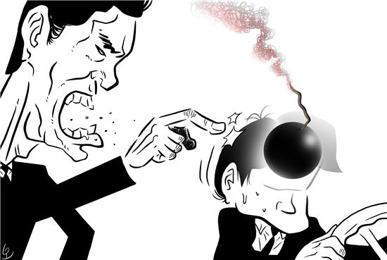 고용주와 하루 중 가장 많은 시간을 함께하는 사람은 배우자가 아니라 수행기사인 경우가 많다. 이처럼 모시는 오너의 일거수일투족을 지켜보는 운전기사의 입이 바깥에서 열리면 곧 시한폭탄이 되고 있지만, 그럼에도 회장의 폭력과 폭행을 폭로하는 운전기사는 끊이지 않고 등장해 사회적 이슈를 만들고 있다. 일러스트 = 오성수 작가