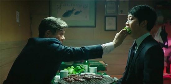 영화 <특별시민>의 변종구(최민식 분)는 자신의 부정한 일을 도맡아 처리해 준 수행기사에게 영화 말미 쌈을 싸먹이며 '우리'의식을 환기시킨다. 자신의 치부를 모두 알고 있는 이에 대한 그의 태도에서 관객은 다양한 감정을 느끼게 되는데, 현실의 고용주들은 폭언과 폭력으로 일관하는 모양새다. 사진 = 영화 <특별시민> 스틸컷