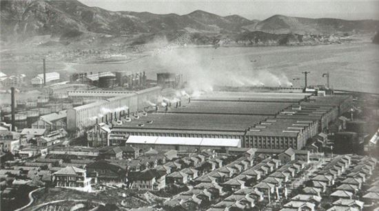 일제강점기 흥남에 위치했던 조선질소비료공장 일대 전경. 전시 대규모 군수물자 생산기지로 활용됐다.(사진=위키피디아)