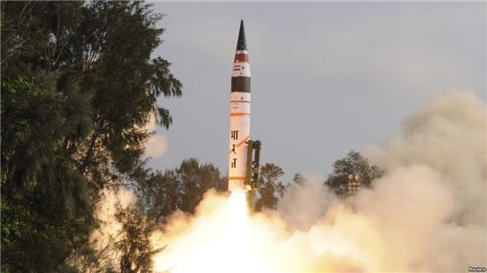 핵탄두 탑재 가능 ICBM 시험발사에 성공한 인도는 사실상 국제사회의 핵무기 보유국으로 인정받고 있다. 사진은 인도 최초의 ICBM 아그니 5의 발사 모습. 사진 = DRDO