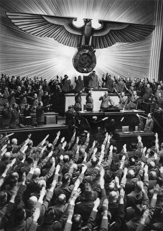 1941년 베를린 국가의회에서 군중들이 히틀러를 향해 나치경례(Hitlergruß)를 하는 모습. 사진 = Heinrich Hoffmann