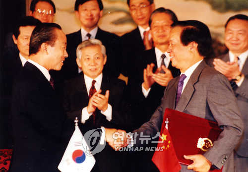 1992년 8월 24일 중국 북경 조어대에서 한·중 양국 외교 대표가 수교를 맺는 서명 후 악수하는 모습. 사진 = 연합뉴스