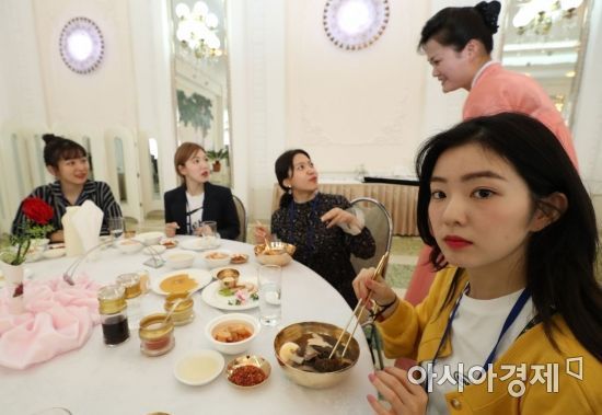 평양냉면 먹는 걸그룹 레드밸벳 / 사진=평양공연 사진공동취재단