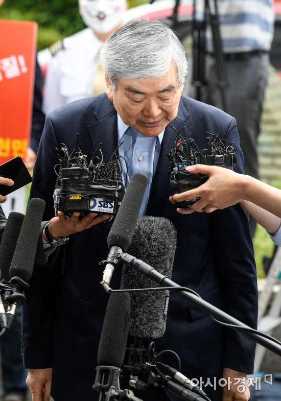 수백억대 상속세 탈루와 비자금 조성 의혹을 받는 조양호 한진그룹 회장이 28일 서울 양천구 남부지방검찰청에 도착해 조사실 입장에 앞서 인사하고 있다./강진형 기자aymsdream@