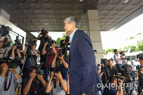   Group chairman Han Yang, who receives suspicions of illegality and secret funds, moves to the Southern District Prosecutor's Office's investigation office in Seoul on October 28. Aymsdream @ 