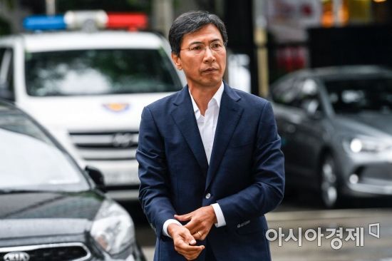 비서 성폭행 혐의를 받고 있는 안희정 전 충남도지사가 첫 공판을 받기 위해 2일 서울 마포구 서부지방법원으로 들어서고 있다./강진형 기자aymsdream@
