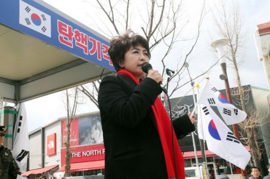 태극기 집회에서 정미홍 전 아나운서가 발언하고 있다.사진=연합뉴스