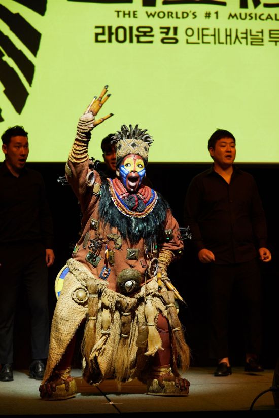 넘버 'Circle of Life'를 시연하는 배우 느세파 핏젱. 사진=클립서비스
