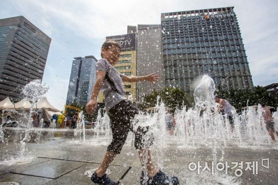전국 대부분 지역에 '폭염특보'가 발효되며 연일 폭염이 기승을 부리고 있는 22일 서울 종로구 광화문 광장에 마련된 바닥분수를 찾은 시민들이 물놀이를하며 더위를 식히고 있다./강진형 기자aymsdream@