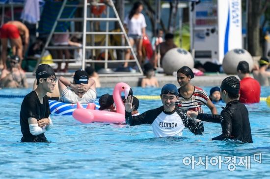 전국 대부분 지역에 폭염특보가 내려진 17일 서울 광진구 뚝섬한강수영장을 찾은 시민들이 물놀이를하며 더위를 식히고 있다./강진형 기자aymsdream@
