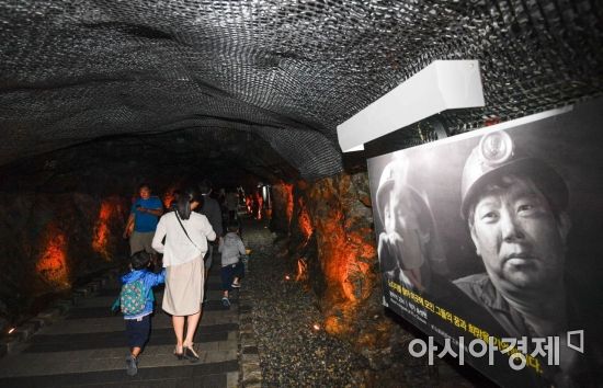 전국 대부분 지역에 '폭염특보'가 발효되며 연일 폭염이 기승을 부리고 있는 22일 경기도 광명동굴을 찾은 피서객들이 동굴 내부를 거닐며 더위를 식히고 있다./광명=강진형 기자aymsdream@