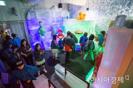 전국 대부분 지역에 '폭염특보'가 발효된 20일 서울 마포구 아이스뮤지엄을 찾은 관람객들이 얼음으로 만든 작품들을 감상하며 더위를 식히고 있다./강진형 기자aymsdream@