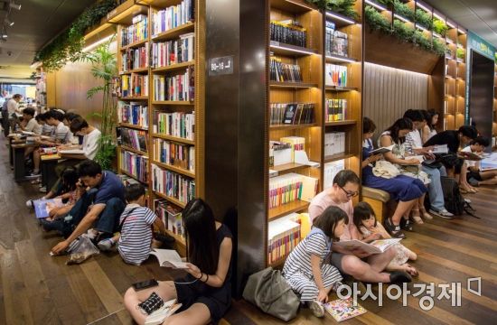 전국 대부분 지역에 '폭염특보'가 발효되며 연일 폭염이 기승을 부리고 있는 22일 서울 종로구 교보문고를 찾은 시민들이 독서를하며 더위를 식히고 있다./강진형 기자aymsdream@