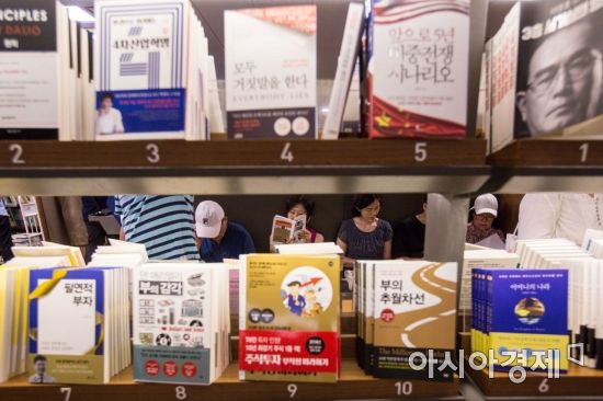 전국 대부분 지역에 '폭염특보'가 발효되며 연일 폭염이 기승을 부리고 있는 22일 서울 종로구 교보문고를 찾은 시민들이 독서를하며 더위를 식히고 있다./강진형 기자aymsdream@