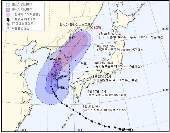 기상청은 23일 오전까지 태풍 솔릭이 충청남도 서해안 일대로 상륙, 서울과 경기일대를 관통할 것으로 예측했으나 실제 솔릭이 이보다 훨씬 남쪽인 전라남도 목포 해안 일대로 상륙하자 예보 실패라는 비난을 받았다.(자료= 기상청)