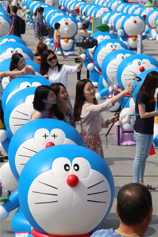 韓 '자막'에 발목 잡힐 때…日 '현지화'로 2조엔 쓸어 담았다