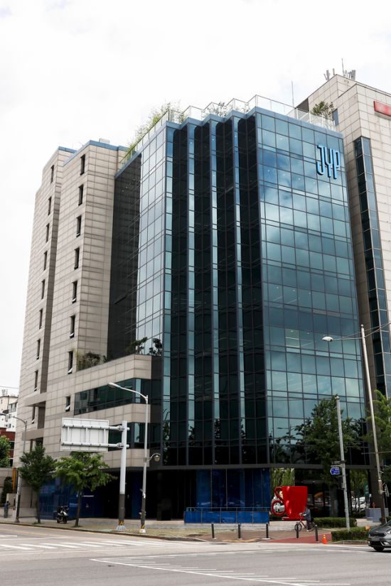 트와이스·스트레이키즈…내년 모멘텀 풍성한 JYP엔터[클릭 e종목]