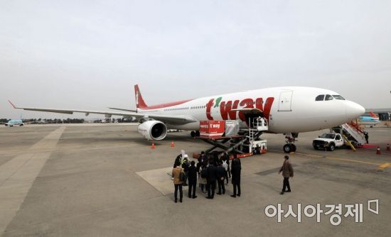 청주행 티웨이항공 기내서 보조배터리 연기…승무원 3명 이송