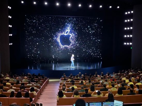 "애플, 챗GPT 닮은 내부 앱 개발…시리 개편 돌입"