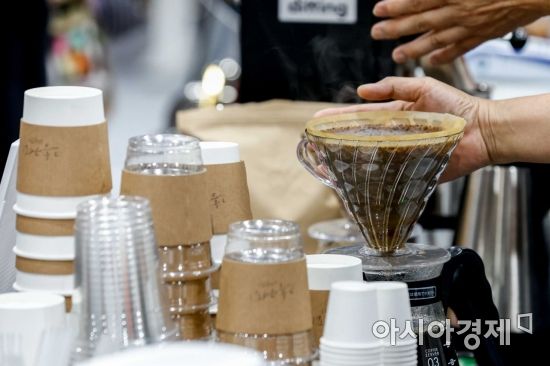 뛰는 원두값, 날아오른 환율…커피 수입액, 2조원 첫 돌파