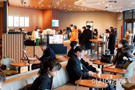 "고객 돈으로 투자 수익 400억원"…스타벅스 선불금 6년간 2.6조