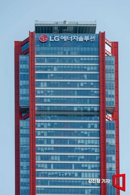 중국 배터리에 반격…LG엔솔, 벤츠와 2조원 규모 전기차 배터리 공급계약