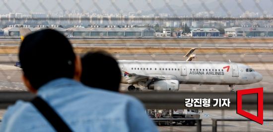 "김포공항 향해 자폭 비행하겠다"…기장 추정 인물 협박글에 수사 착수