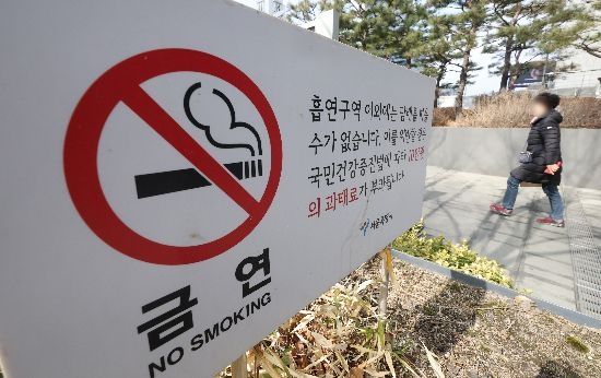 새해가 와도 꿈쩍 않는 흡연자…금연 다짐, 20년 새 최저 수준