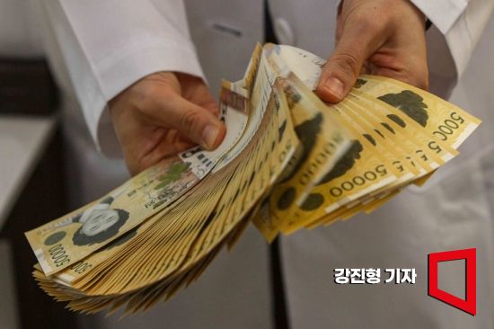 "정규직 전환하면 매달 60만원 지급"…2년 만에 돌아온 '이 지원금'