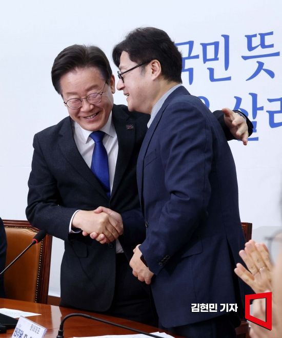 떠나는 우상호 정무수석…李대통령, 후임자로 여당 중진 홍익표 전 의원