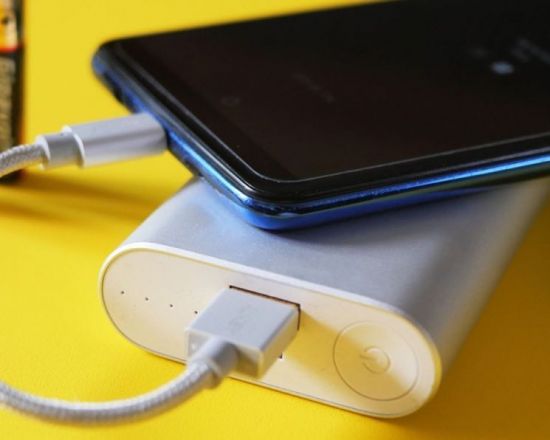 중국산 보조배터리 또 터졌다…"안전 인증 통과 제품, 지하철서 폭발"