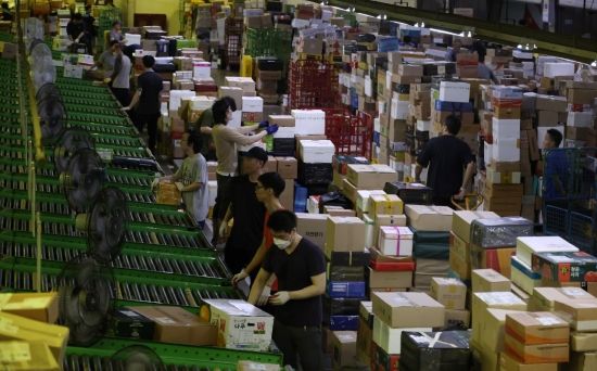 명절에 몰리는 택배, 훼손·파손에 분실↑…소비자피해 주의보