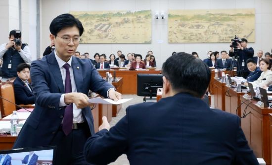 [SNS에 빠진 청소년]⑤호주서 시작된 규제…우리나라는 '감감무소식'