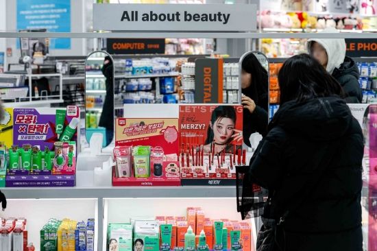 어르신도 반한 다이소 뷰티, 매출 2배 '껑충'…4兆 클럽 진입한다