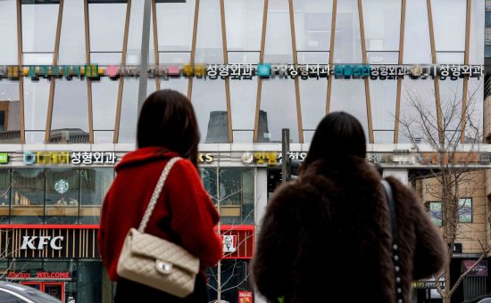 "젊은 여성들, 절대 따라가면 안돼" 강남역서 반복되는 강매 수법