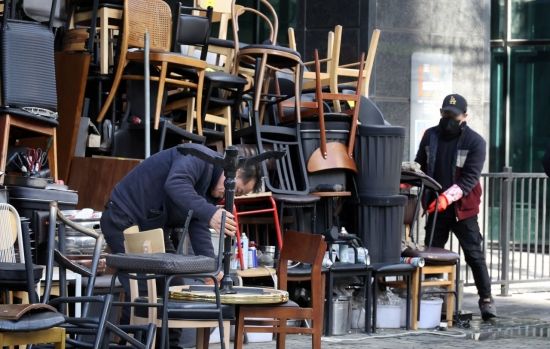 정부 "벼랑 끝 소상공인에 10조원 지원한다"