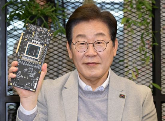 국내 AI 반도체 산업을 육성 하면…'쪼개진 기술 합한 생태계 구축해야'