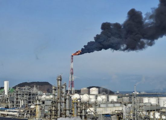 구조조정 요원한 석유화학..현금 확보해 '버티기 모드' 돌입
