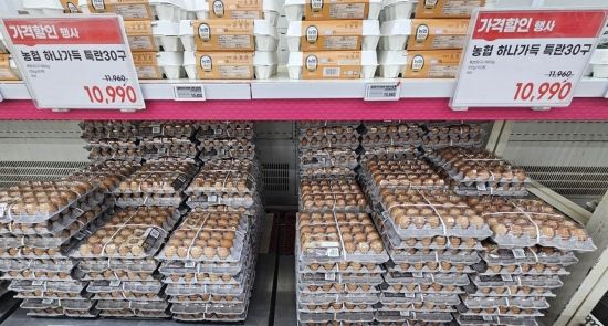 '닭장 규제' 2년 유예했지만…계란값 고공행진 당분간 '지속'