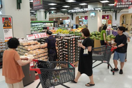 [Why&Next]"고삐 풀린 먹거리 물가 잡는다"…가격 인상 청구서 날라든 유통가