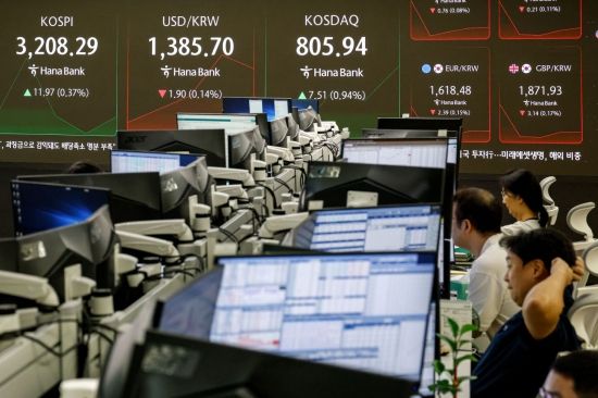 코스피, 외국인 순매도 강화에 다시 3200선 밑으로