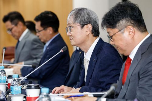 이찬진 금감원장, 저축銀 CEO 첫 회동…"소비자보호 최우선·부동산 리스크 축소"