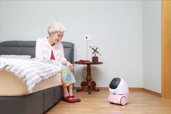 래미안 사는 시니어에 말동무 로봇…삼성물산, '홈 AI 컴패니언 로봇' 실증