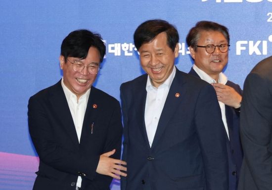 [포토] 밝은 표정의 구윤철 부총리와 김영훈 노동부장관