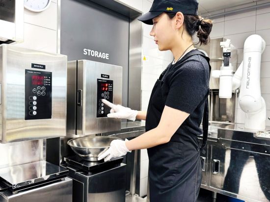 교촌치킨, 전국 가맹점에 '반죽 로봇' 도입