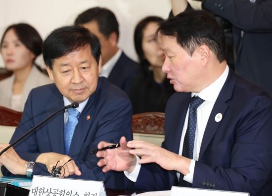 [포토] 구윤철 부총리와 대화하는 최태원 회장