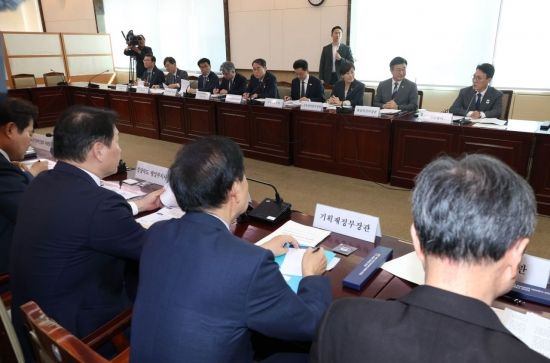 [포토] 김민석 총리, APEC준비위원회 주재