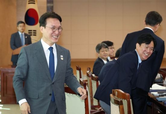 [포토] APEC 준비위원회 참석하는 김민석 총리