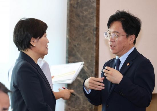 [포토] 대화하는 김영훈, 송미령 장관