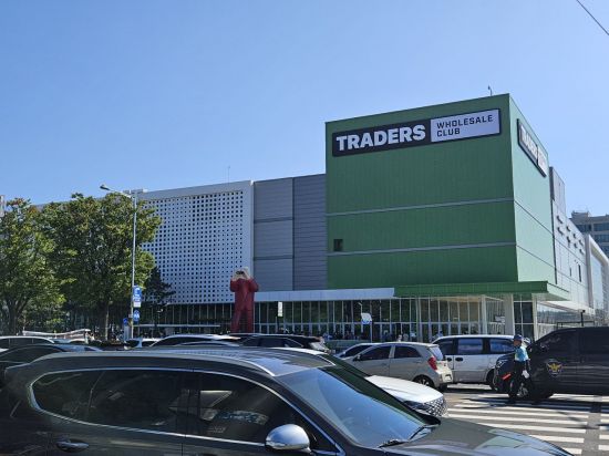 '안전 문자'까지 왔다 …밤샘 대기 수천명 오픈런 '트레이더스 구월점'[르포]